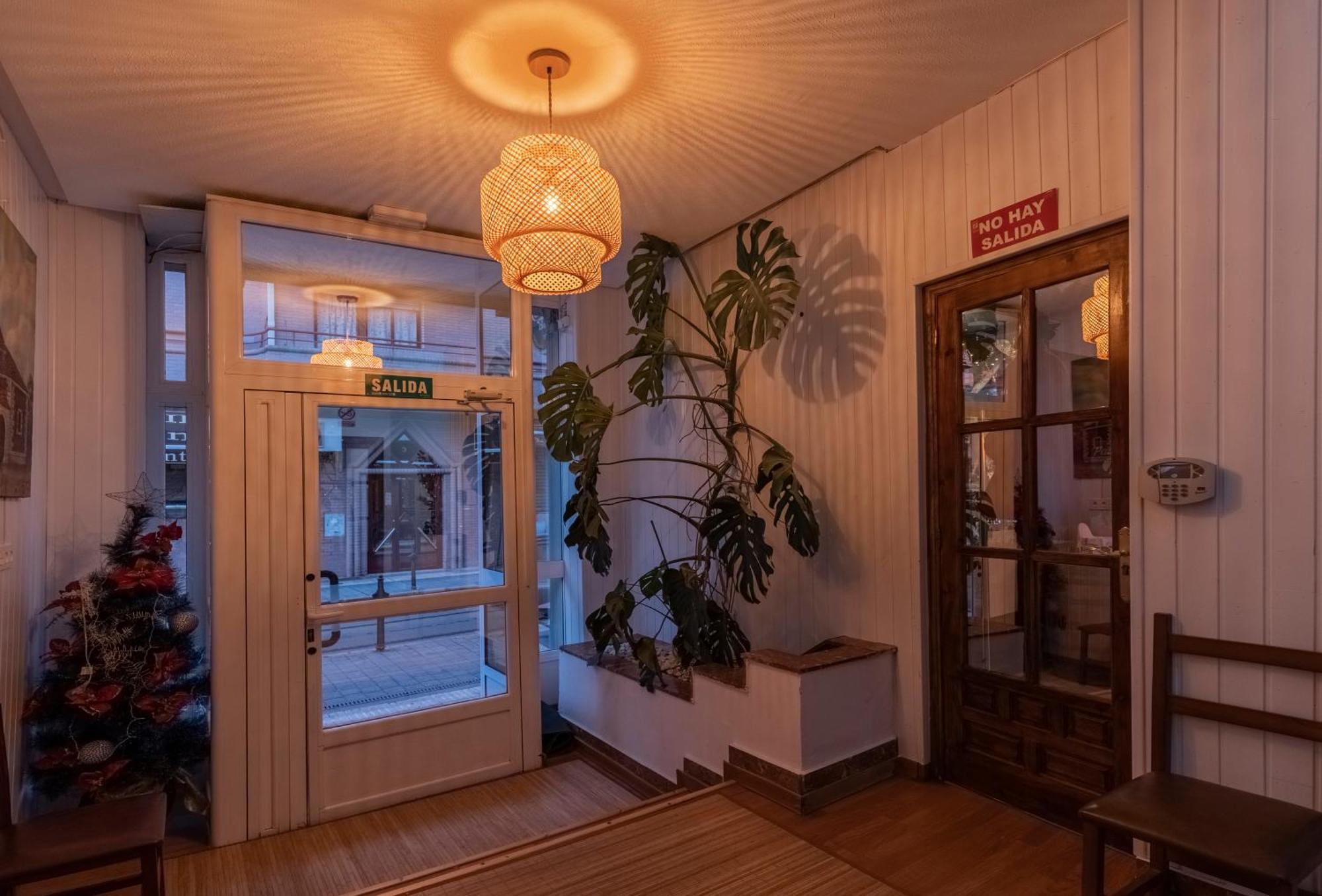 Hostal Julio Cesar ラ・ビルヘン・デル・カミーノ エクステリア 写真
