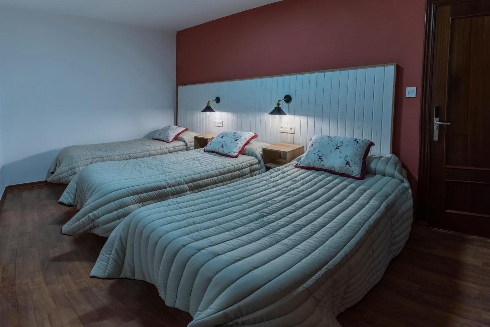 Hostal Julio Cesar ラ・ビルヘン・デル・カミーノ エクステリア 写真